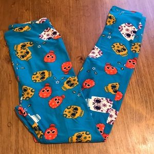 LuLaRoe blue sugar skull leggings!! OS